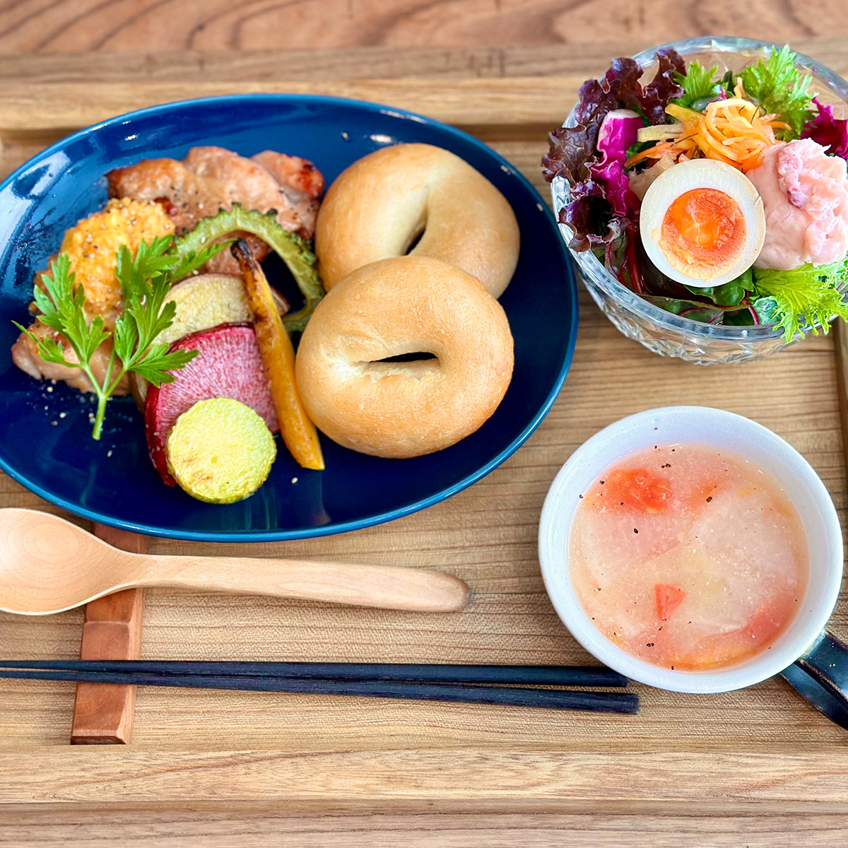 天然酵母のベーグルのチキンサンド | SEEDLING KITCHEN 逗子